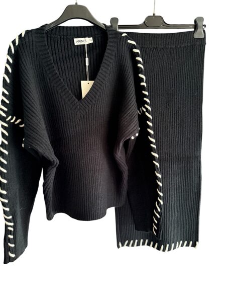 Kostīms svārki + džemperis